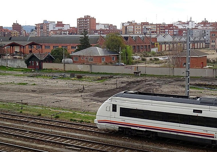 Los antiguos talleres de Renfe continúan abiertos desde un aparcamiento de tierra convertido en una ratonera